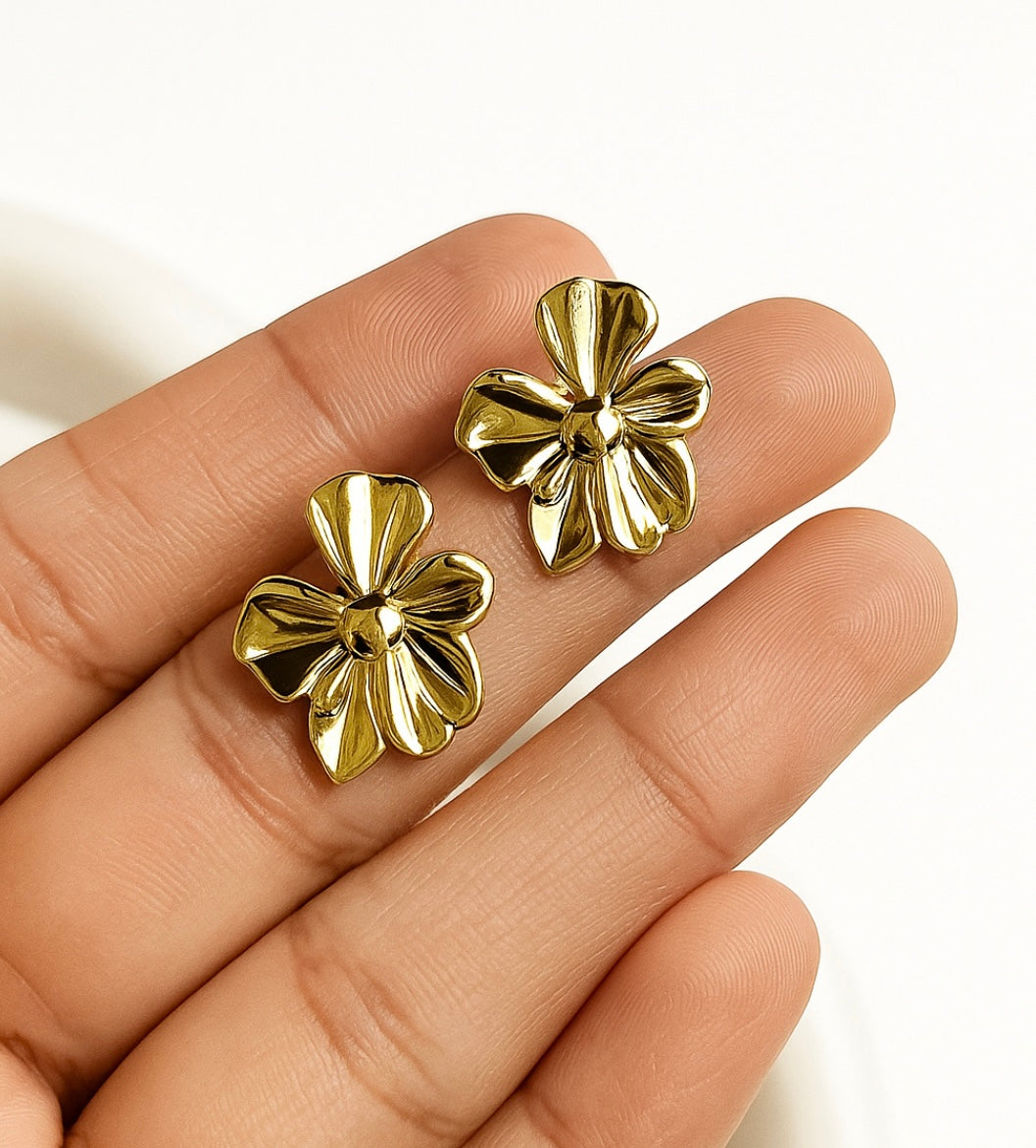 Tiny daisy earring - GlintHub
