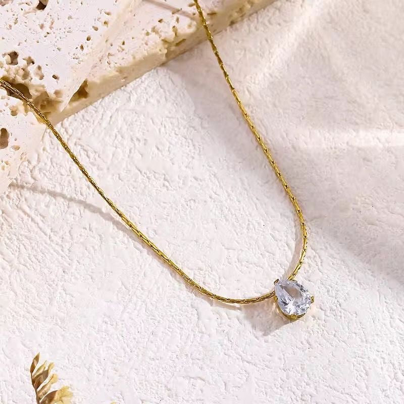 Oval diamond necklace - GlintHub
