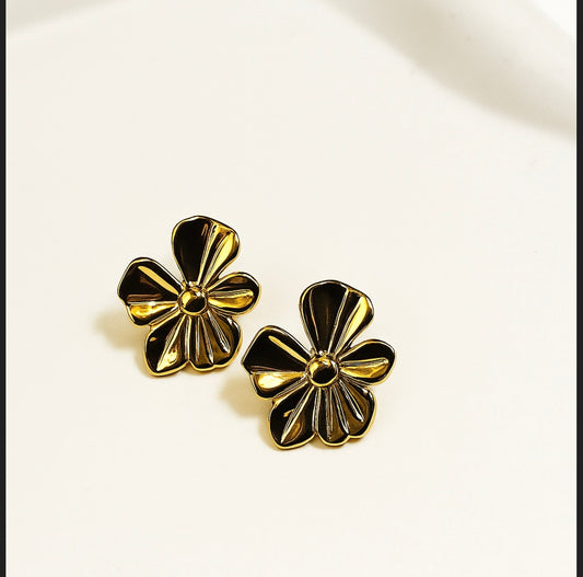 Tiny daisy earring - GlintHub