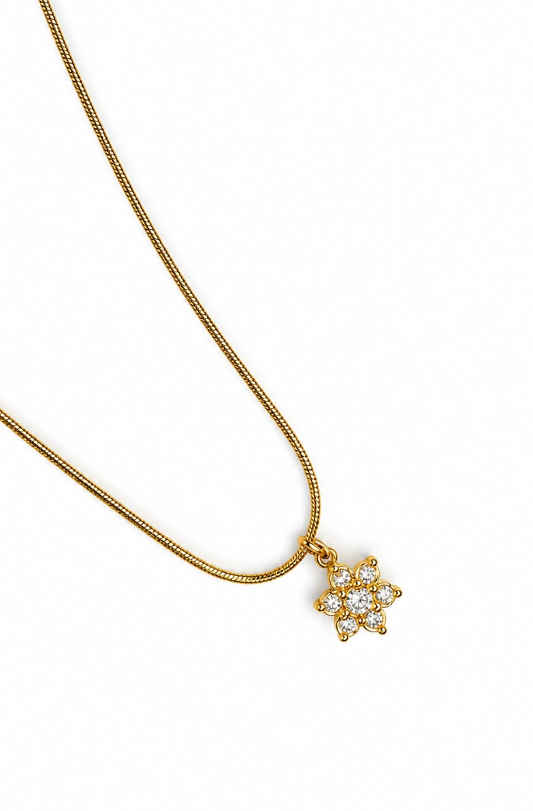 Dainty star necklace